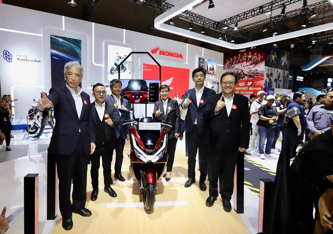 Honda PCX 160 RoadSync dan Motor Listrik Futuristik Mejeng di IIMS 2025