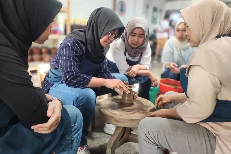 Scoopy Velocreativity X Astra Motor Yogyakarta, Astra Motor Yogyakarta Ajak Bikers Berkreasi Bersama Pengrajin Gerabah di Magelang