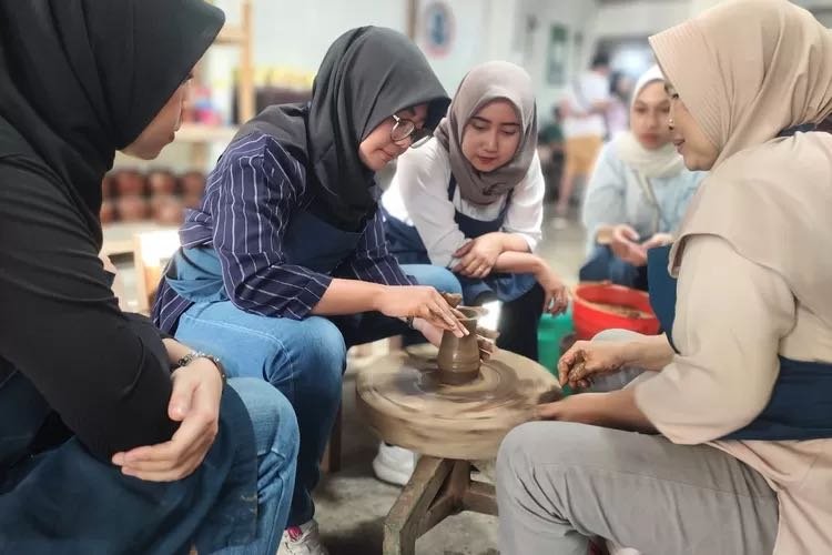 Scoopy Velocreativity X Astra Motor Yogyakarta, Astra Motor Yogyakarta Ajak Bikers Berkreasi Bersama Pengrajin Gerabah di Magelang