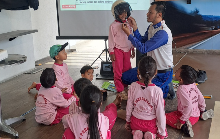 Tips Berboncengan dengan Anak Saat Naik Sepeda Motor