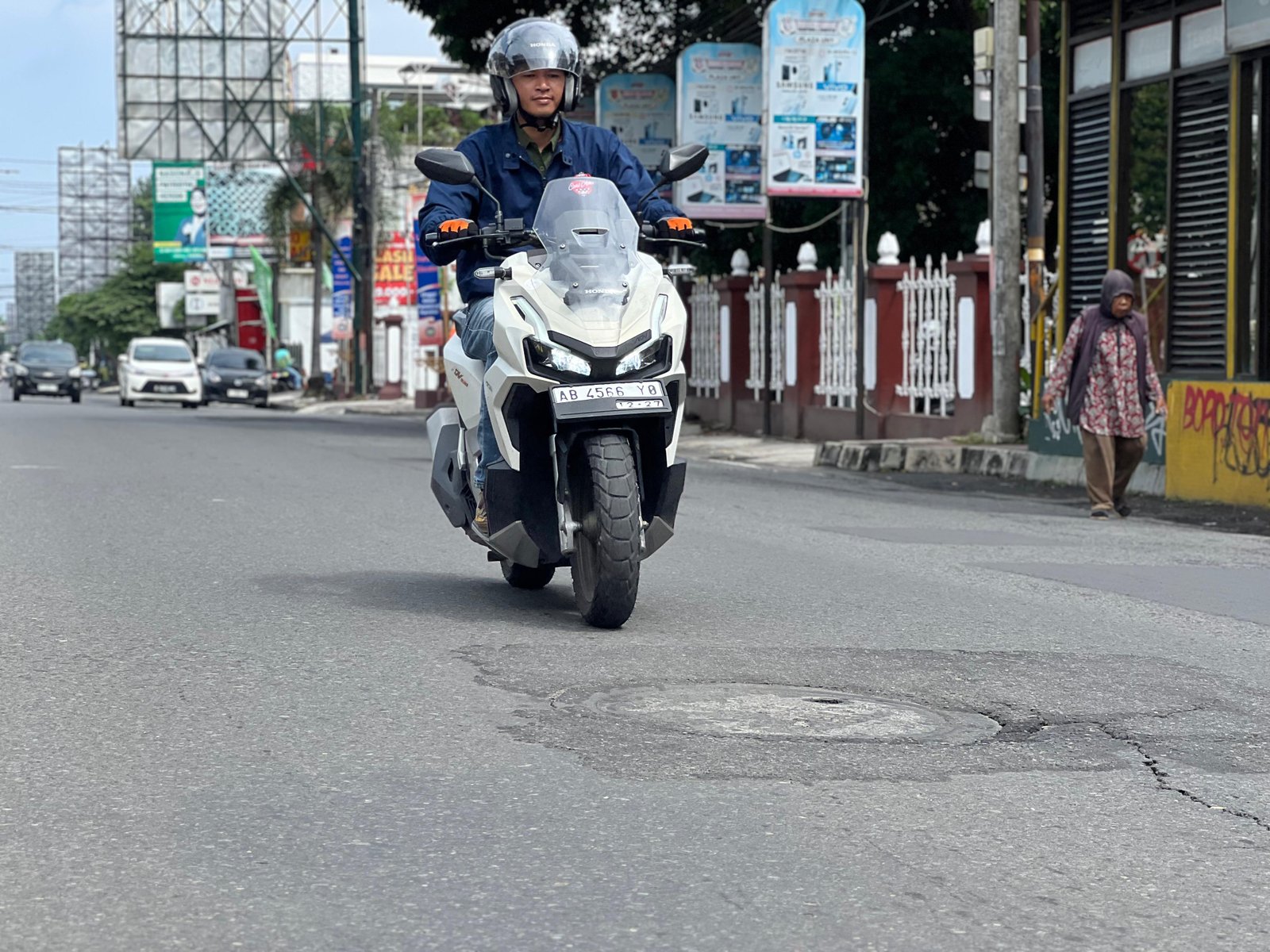 Selalu Cari Aman Saat Melewati Jalan Berlubang