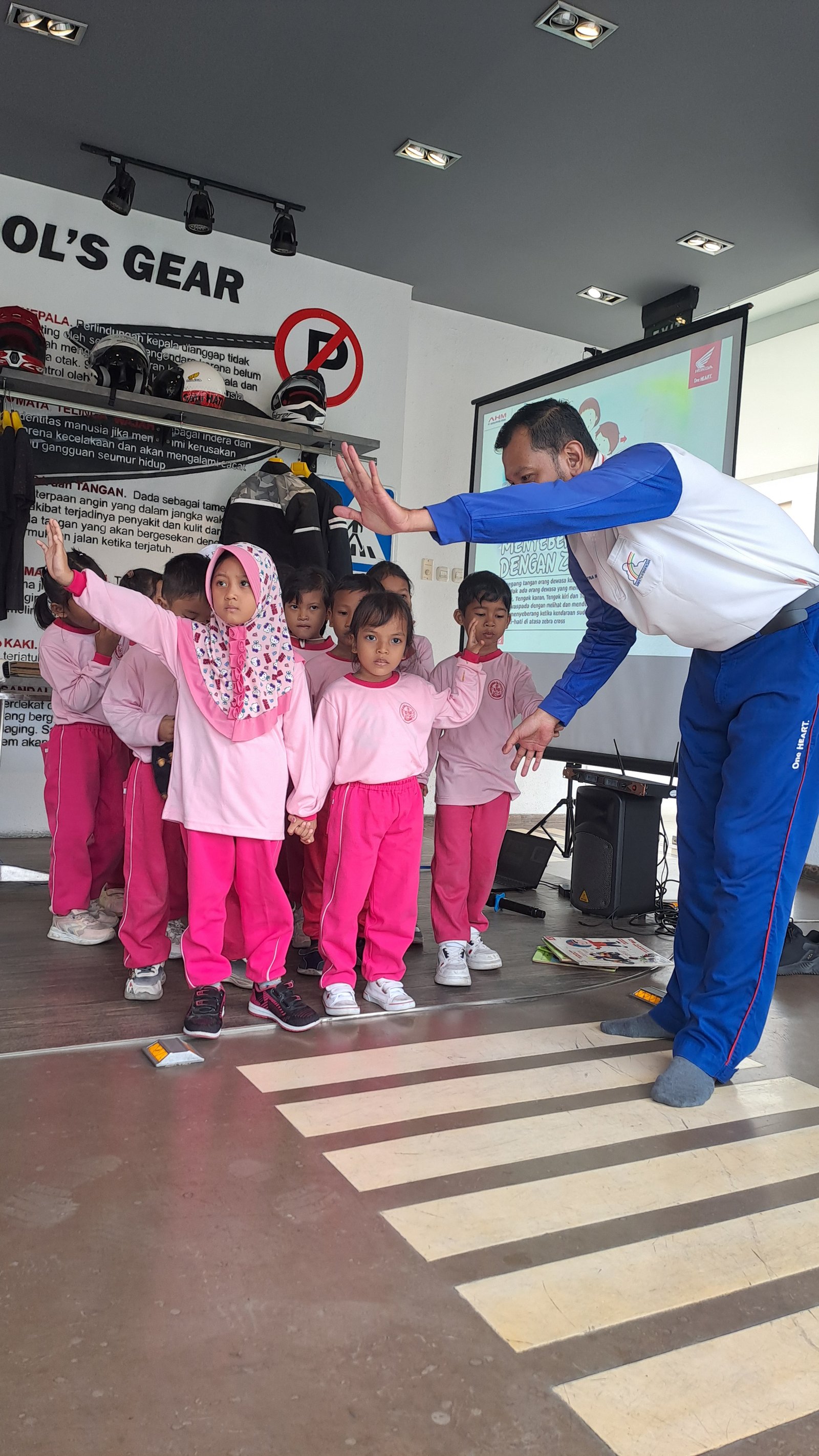 Tips Ala Honda Istimewa Ini Panduan Berkendara Berboncengan Dengan Anak