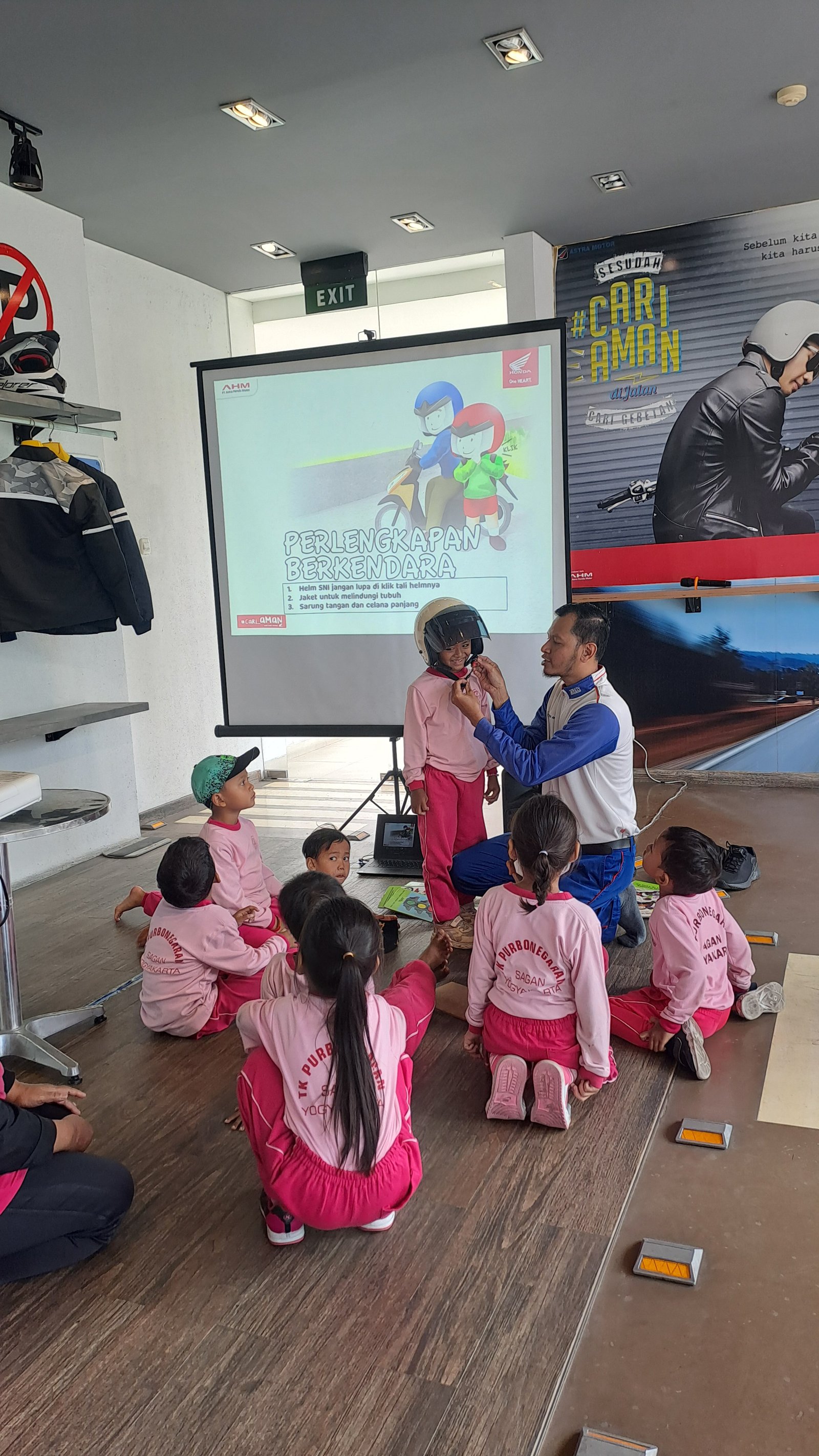 Tips Ala Honda Istimewa Ini Panduan Berkendara Berboncengan Dengan Anak