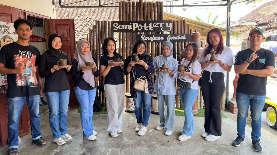 Astra Motor Yogyakarta Ajak Bikers Berkreasi Bersama Pengrajin Gerabah di Magelang