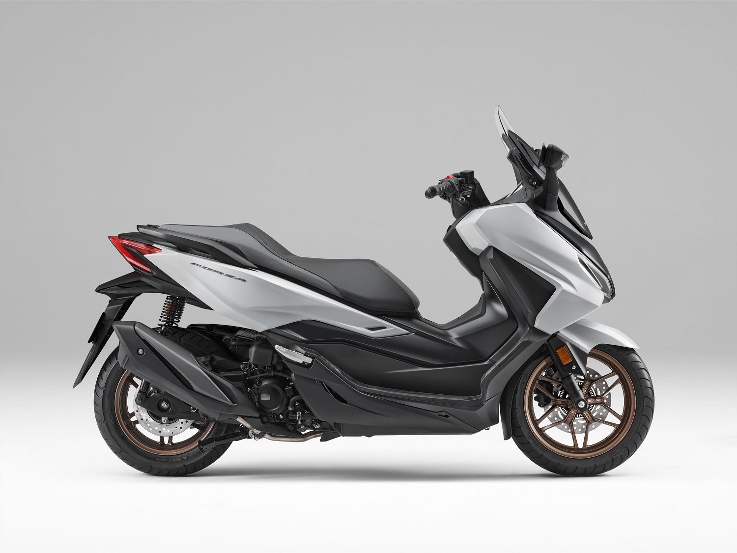 Honda Forza Tampil Semakin Berkelas dengan Panel Meter TFT Baru dan Warna Eksklusif