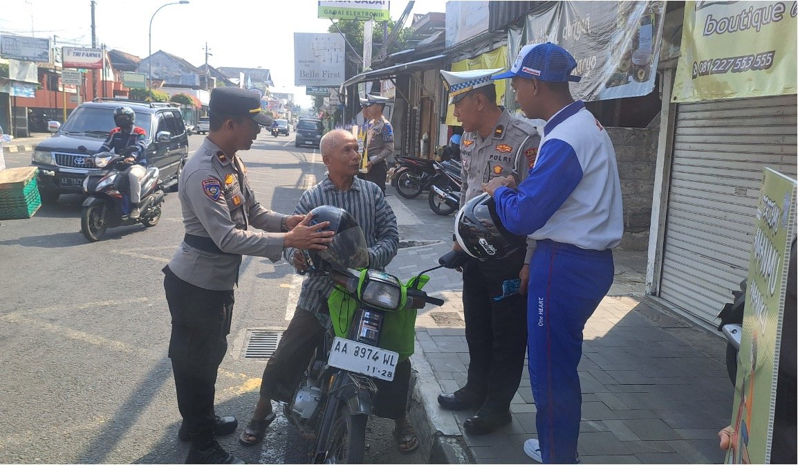 Sinergi untuk Keselamatan, Astra Motor Yogyakarta dan Polres Kulon Progo Bagikan Helm Gratis