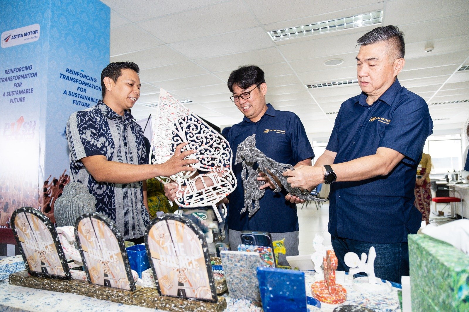 Astra Motor Berkolaborasi dengan Penerima Apresiasi SATU Indonesia Awards dalam Pengolahan Sampah Botol Plastik