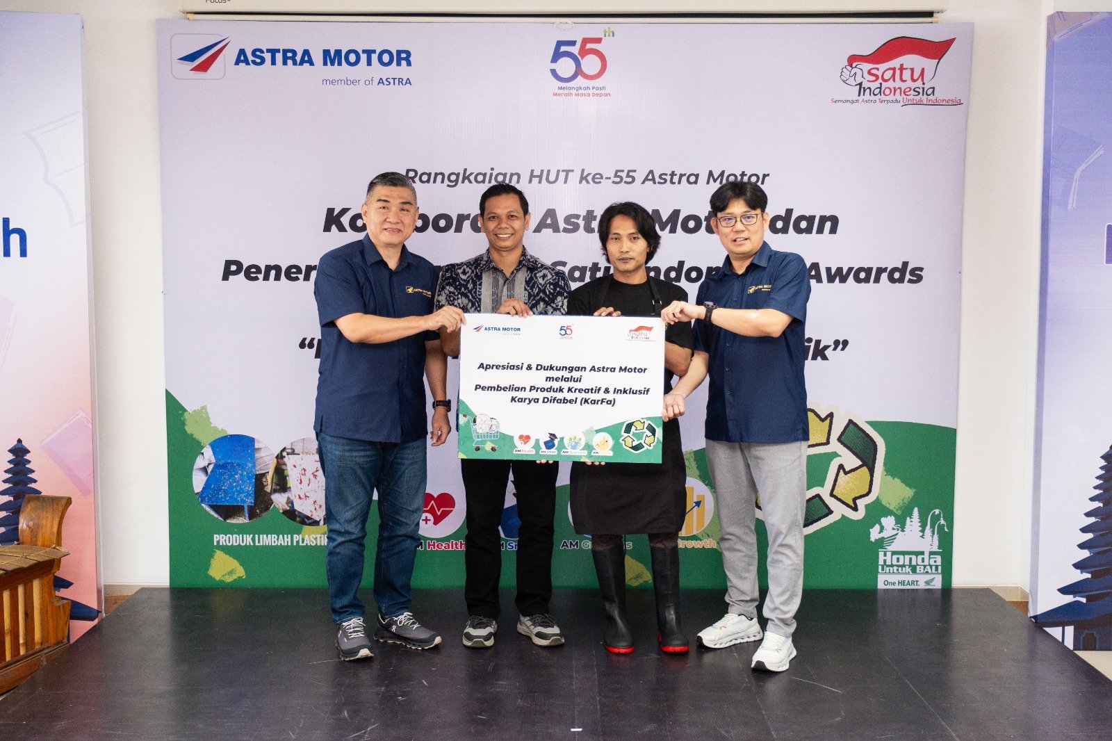 Astra Motor Berkolaborasi dengan Penerima Apresiasi SATU Indonesia Awards dalam Pengolahan Sampah Botol Plastik