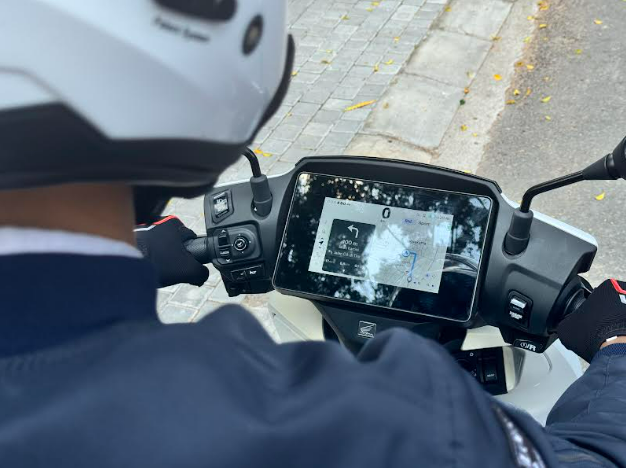 Bahaya Hilang Konsentrasi Berkendara Cara Aman Bikers Gunakan Aplikasi Navigasi