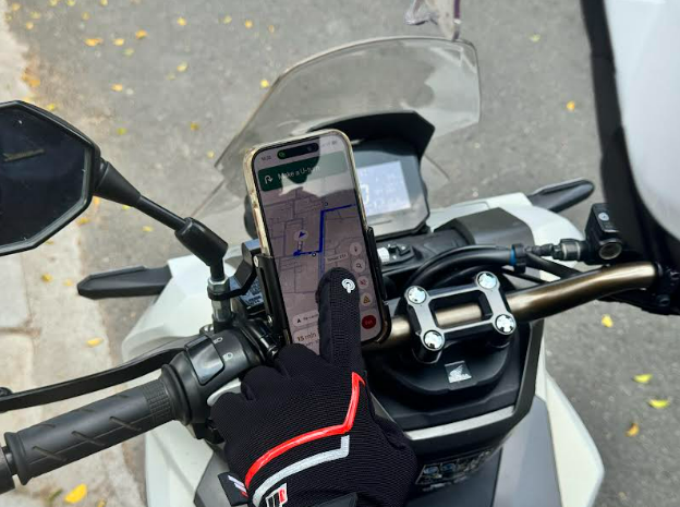 Bahaya Hilang Konsentrasi Berkendara Cara Aman Bikers Gunakan Aplikasi Navigasi