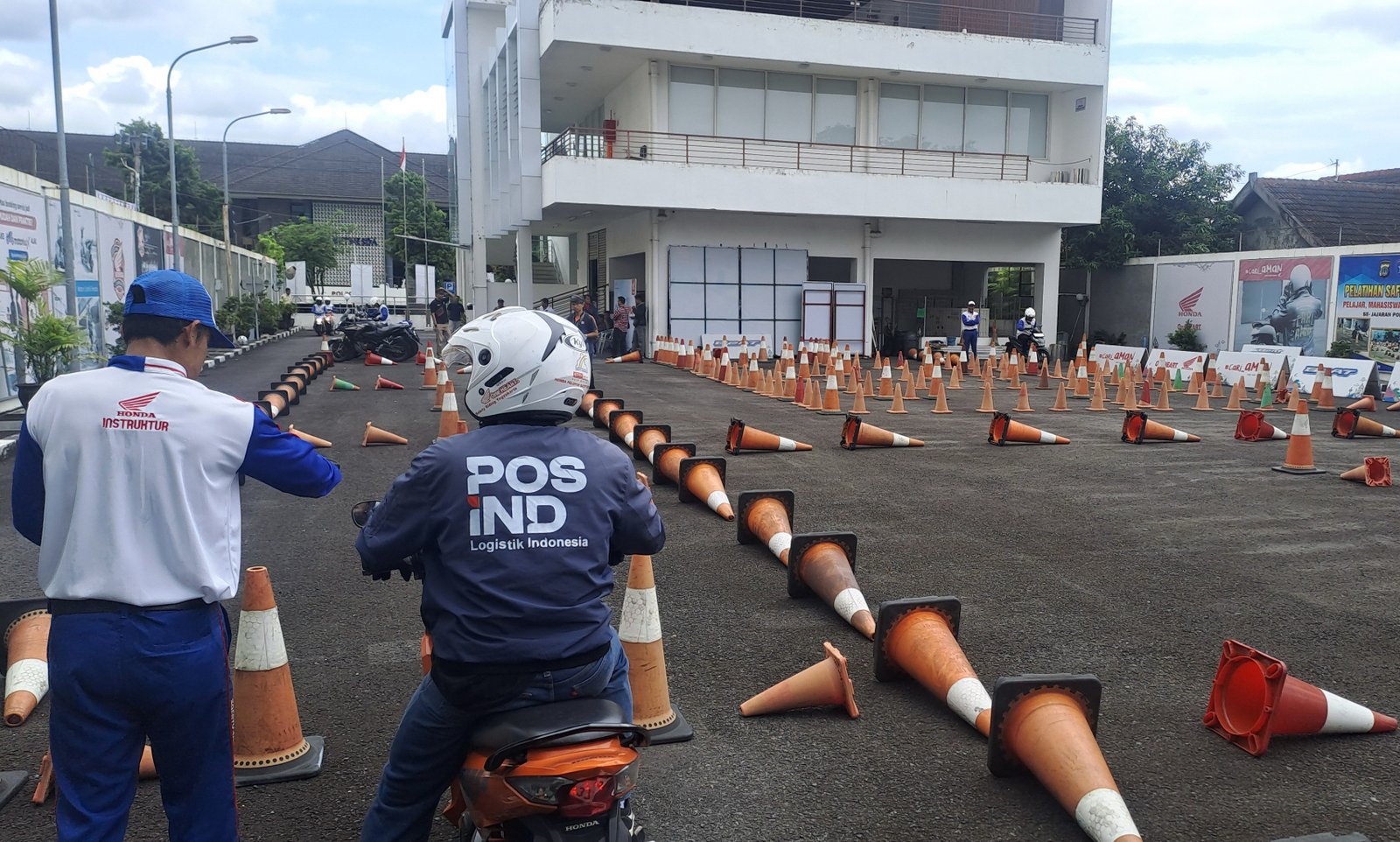 Gelar Pelatihan Safety Riding Khusus Kurir serta bagi Tips Tingkatkan Keselamatan Pengiriman Paket